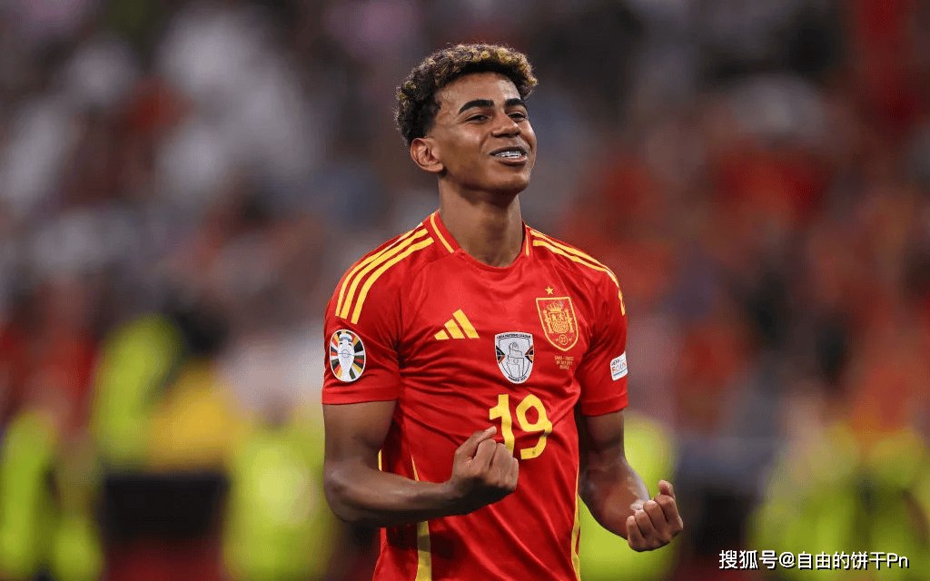 每体：拉菲尼亚今天回俱乐部康复训练，预计不会立即开始合练（每体：拉菲尼亚今日返队进行康复，短期内不参加合练）